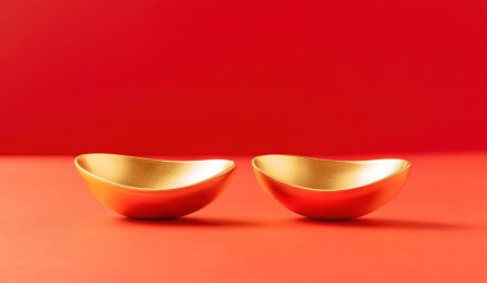 红色背景上的一盘碗