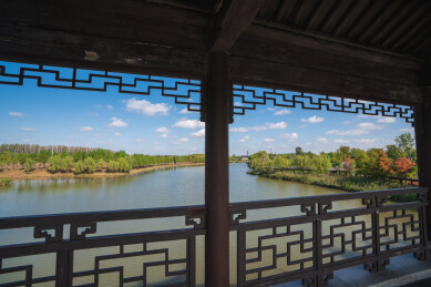 蓝天白云下江苏盐城大洋湾旅游风景区景观