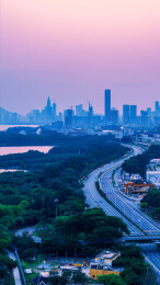 日落时刻粉色晚霞的深圳湾滨海大道