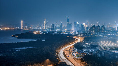 蓝调时刻的深圳湾滨海大道夜景