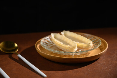 桌面上的盘子里的美味可口的米壳船