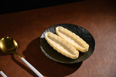 桌面上的盘子里的美味可口的米壳船