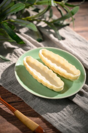 桌面上的盘子里的美味可口的米壳船