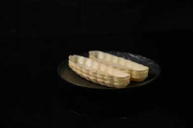 桌面上的盘子里的美味可口的米壳船