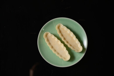 桌面上的盘子里的美味可口的米壳船