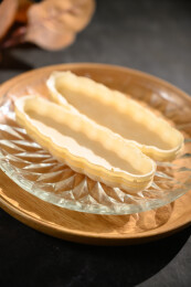 桌面上的盘子里的美味可口的米壳船