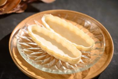 桌面上的盘子里的美味可口的米壳船