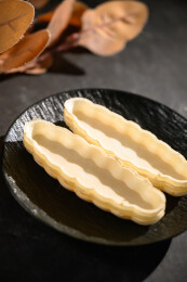 桌面上的盘子里的美味可口的米壳船