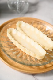 桌面上的盘子里的美味可口的米壳船