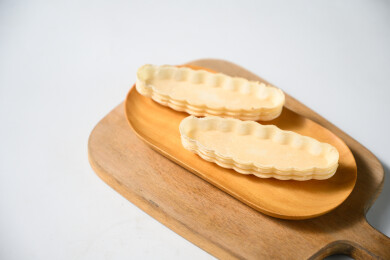 桌面上的盘子里的美味可口的米壳船