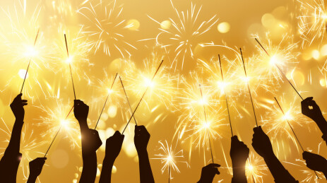 夜晚绽放的烟花人背影剪影庆祝新年