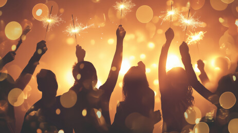 夜晚绽放的烟花人背影剪影庆祝新年