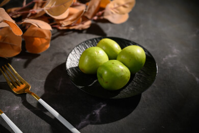 桌面上的盘子里的新鲜可口的青枣