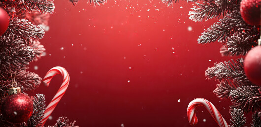 红色背景上圣诞装饰的特写镜头