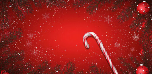 红色背景上圣诞装饰的特写镜头