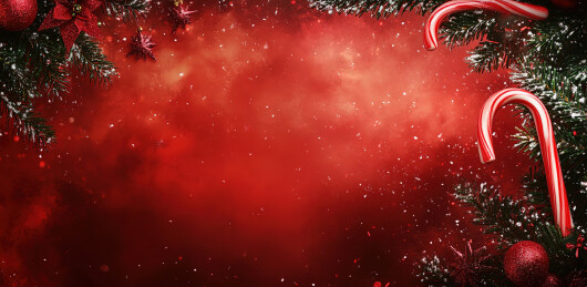 红色背景上圣诞装饰的特写镜头