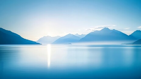 清澈湖泊倒映着壮丽的雪山与蓝天