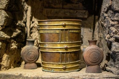 丹巴藏族古老的酒桶和酒壸