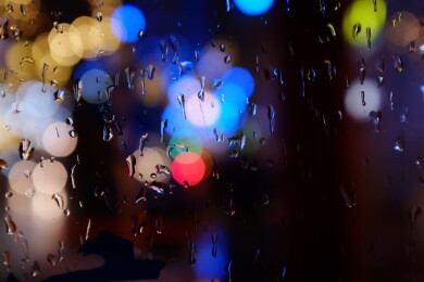 冬日雨夜玻璃上的雨点与光晕