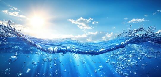 蓝色背景下水滴的特写镜头