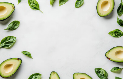 正上方白色背景上的鳄梨照片