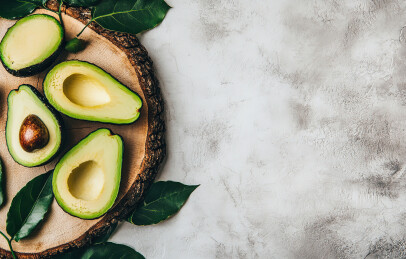 正上方白色背景上的鳄梨照片