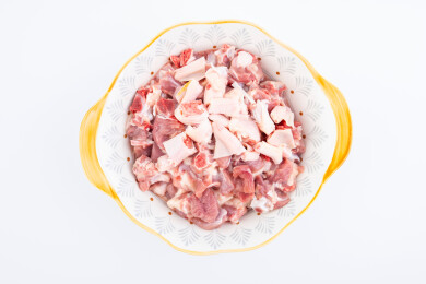 一碗新鲜麻鸭肉块