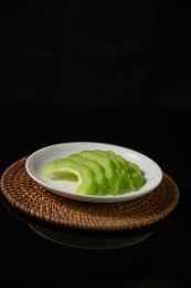 桌面上的盘子里的新鲜的苦瓜片