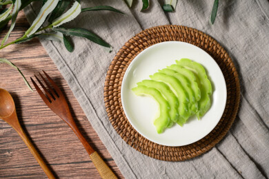 桌面上的盘子里的新鲜的苦瓜片