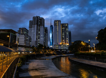 马来西亚吉隆坡莫迪卡石油双子塔夜景航拍