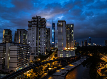 马来西亚吉隆坡莫迪卡石油双子塔夜景航拍
