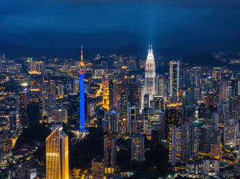 马来西亚吉隆坡莫迪卡石油双子塔夜景航拍