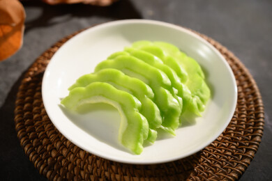 桌面上的盘子里的新鲜的苦瓜片