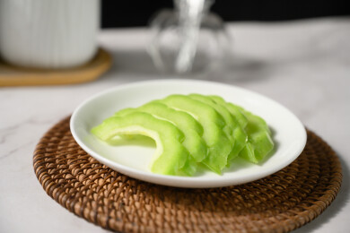 桌面上的盘子里的新鲜的苦瓜片