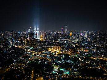 马来西亚吉隆坡莫迪卡石油双子塔日落夜景