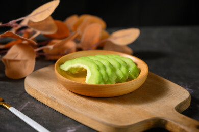 桌面上的盘子里的新鲜的苦瓜片