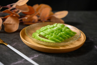 桌面上的盘子里的新鲜的苦瓜片