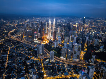 马来西亚吉隆坡莫迪卡石油双子塔日落夜景