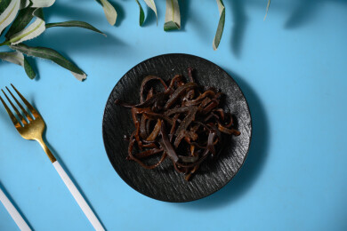 桌面上的盘子里的美味可口的木耳丝
