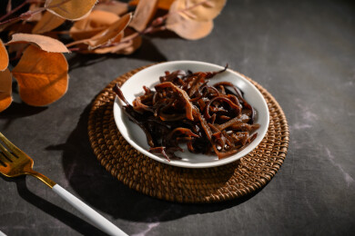 桌面上的盘子里的美味可口的木耳丝