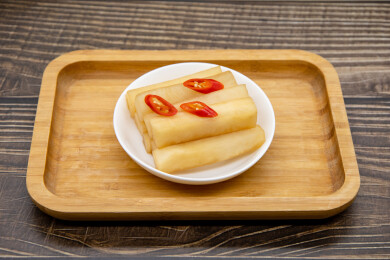 木桌背景餐前小吃腌萝卜条