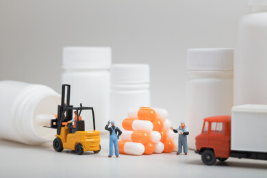 微缩创意医药仓储概念叉车装运胶囊