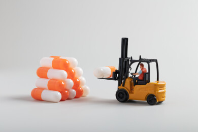 微缩创意医药仓储概念叉车装运胶囊