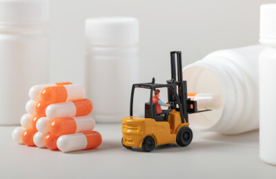 微缩创意医药仓储概念叉车装运胶囊