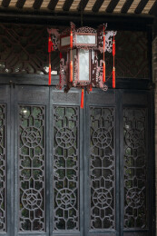 广东广州余荫山房屋檐悬挂的宫灯特写