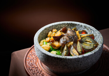 石窝擂椒皮蛋烧海参      