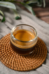 桌面上的杯子里的美味可口的意式特浓咖啡