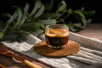 桌面上的杯子里的美味可口的意式特浓咖啡