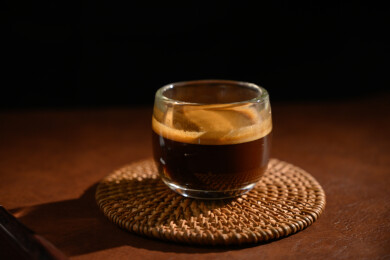 桌面上的杯子里的美味可口的意式特浓咖啡