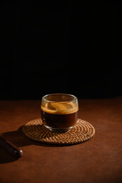 桌面上的杯子里的美味可口的意式特浓咖啡